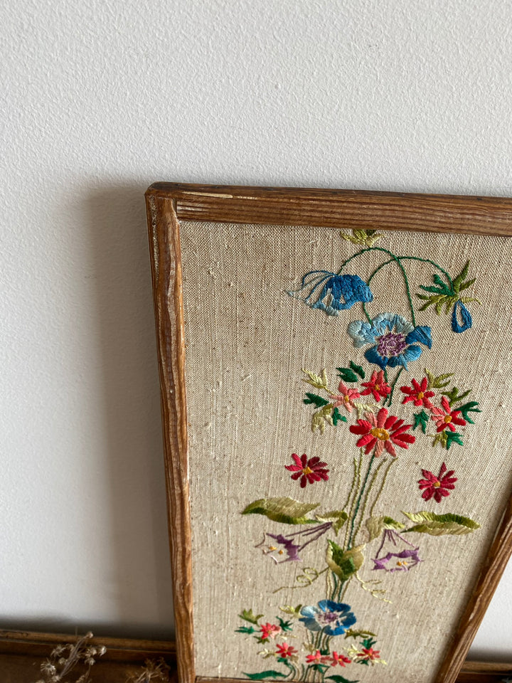 Broderie encadrée fleurs multicolores cadre rectangulaire