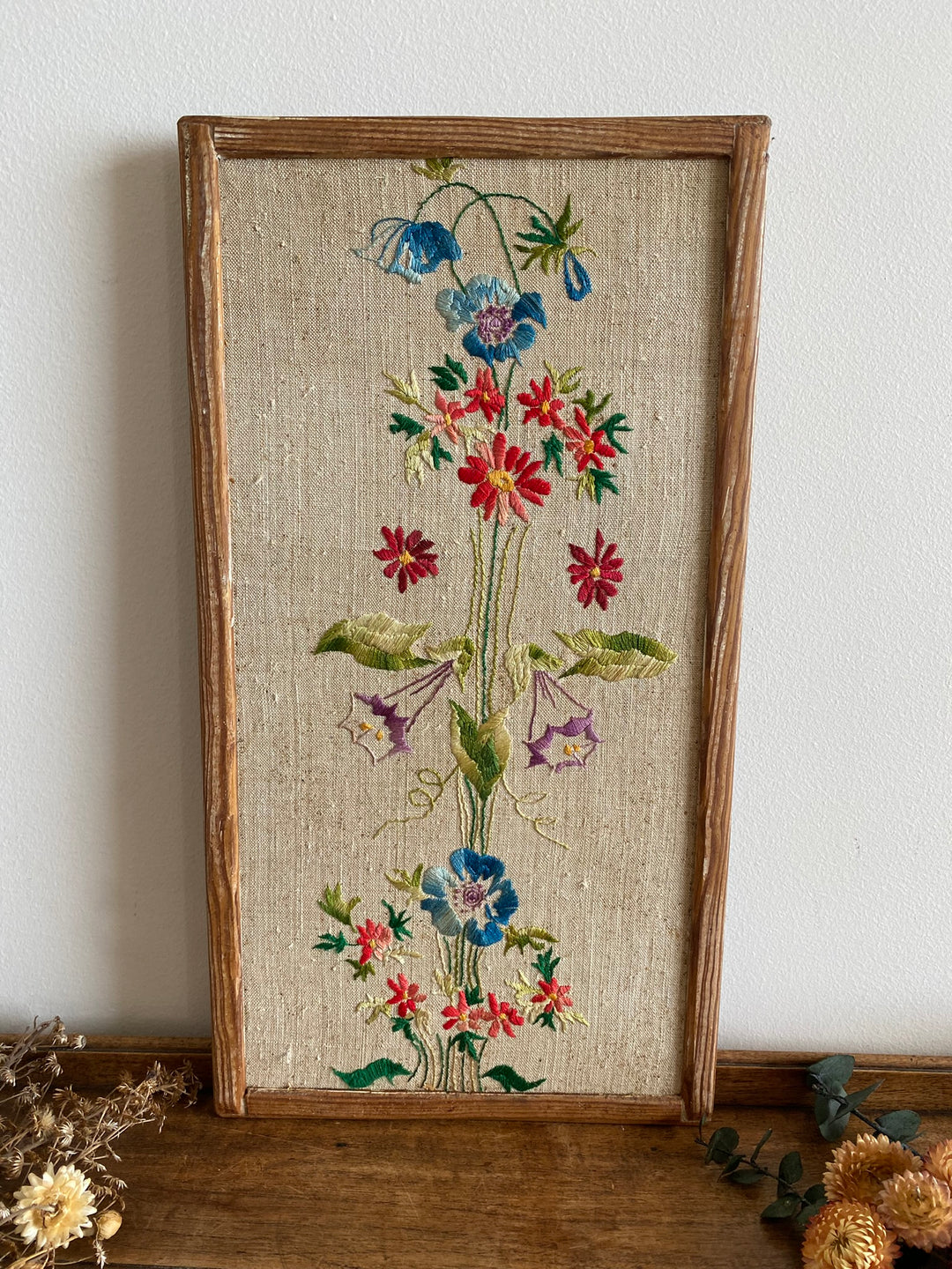 Broderie encadrée fleurs multicolores cadre rectangulaire
