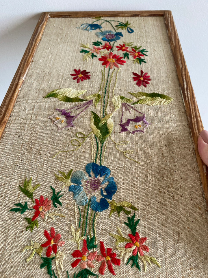 Broderie encadrée fleurs multicolores cadre rectangulaire