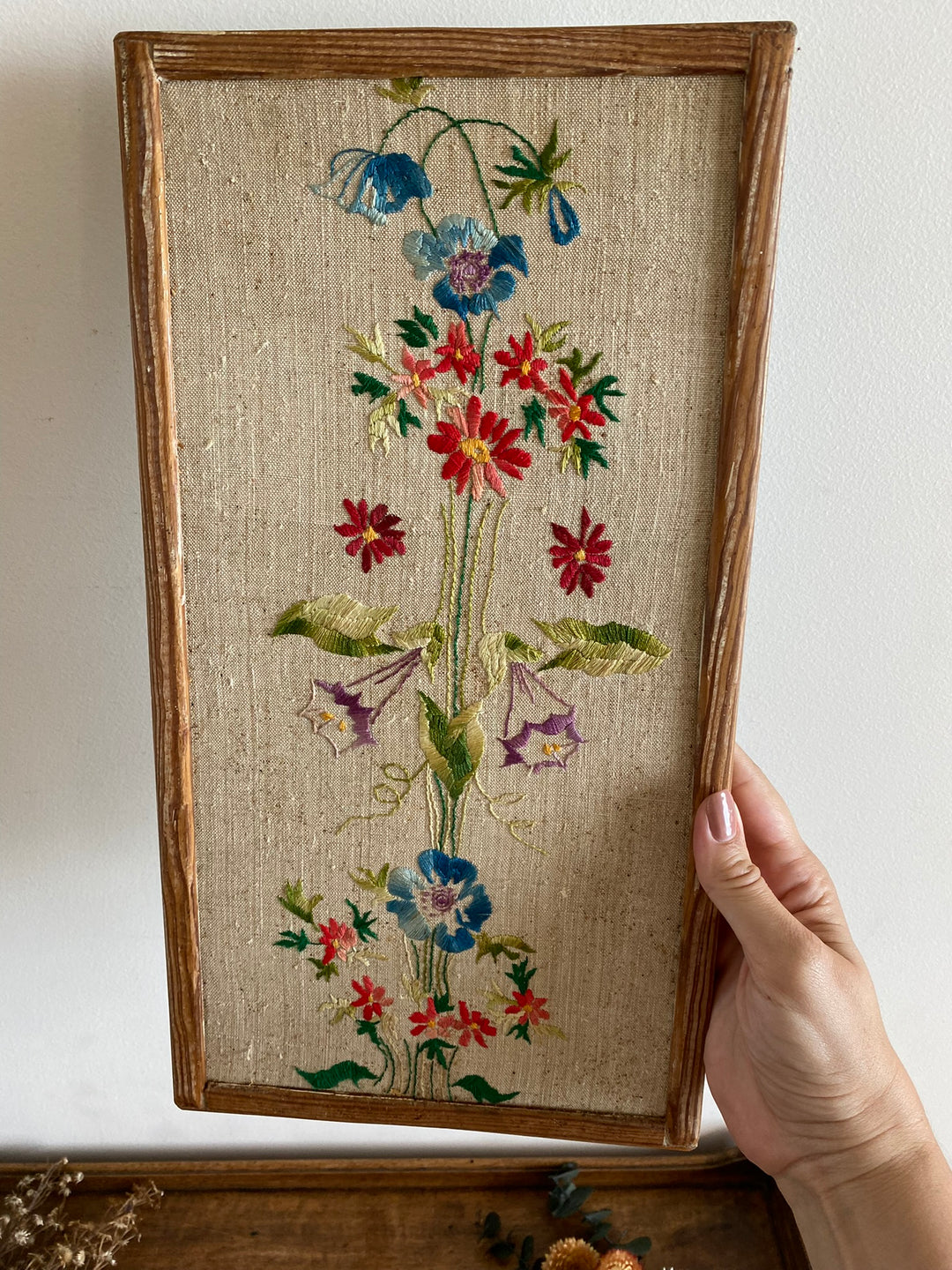 Broderie encadrée fleurs multicolores cadre rectangulaire