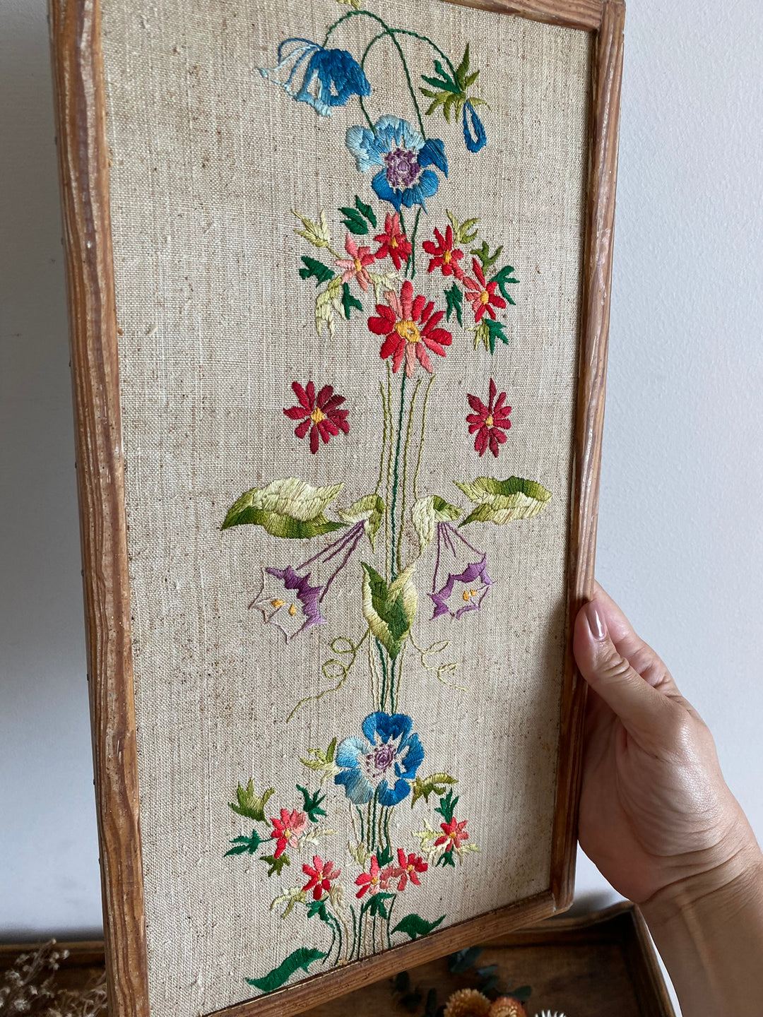 Broderie encadrée fleurs multicolores cadre rectangulaire