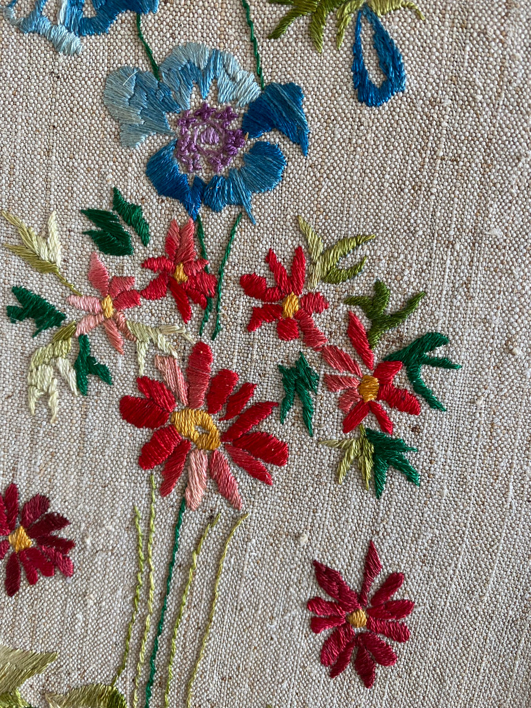 Broderie encadrée fleurs multicolores cadre rectangulaire