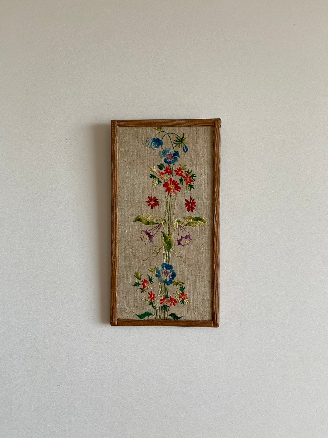 Broderie encadrée fleurs multicolores cadre rectangulaire