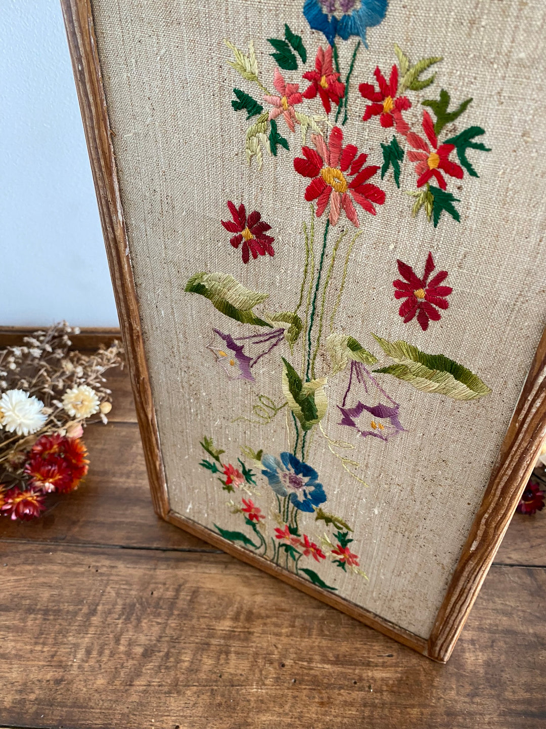 Broderie encadrée fleurs multicolores cadre rectangulaire