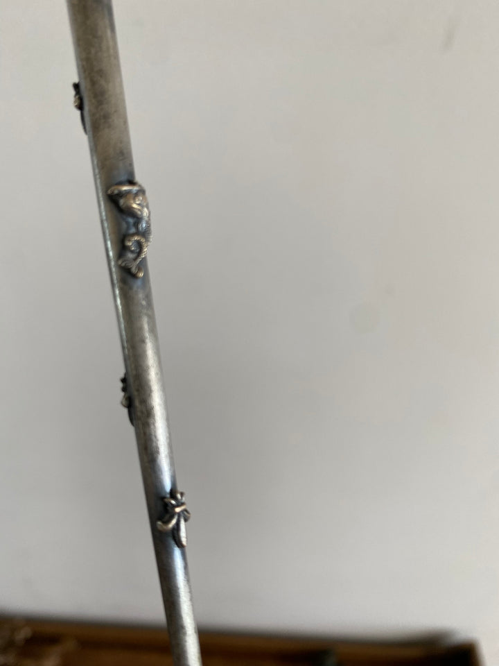 Porte plume métal argenté orné de fleurs de lys