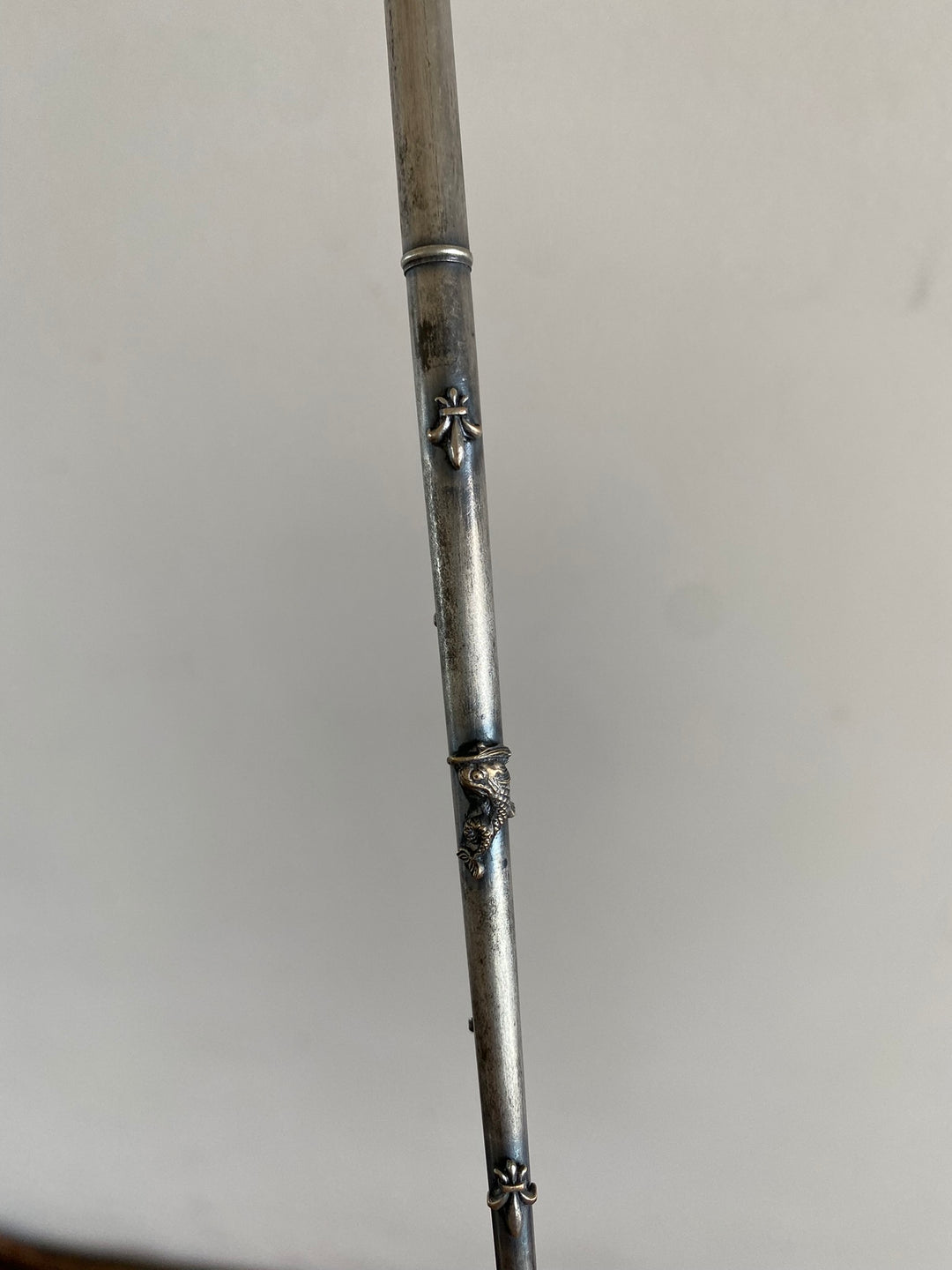 Porte plume métal argenté orné de fleurs de lys
