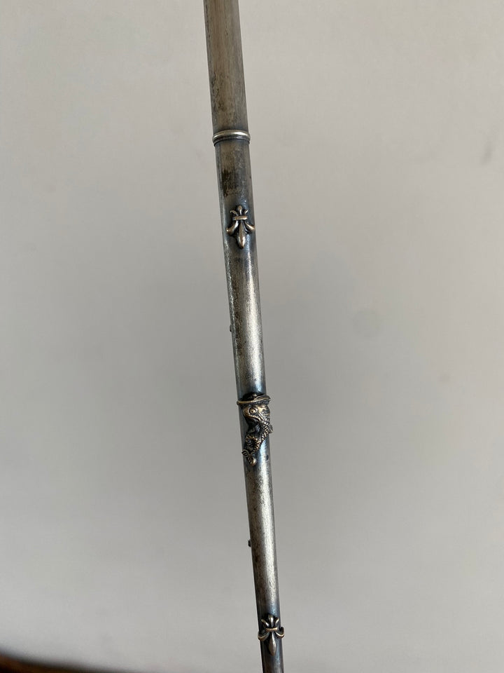 Porte plume métal argenté orné de fleurs de lys