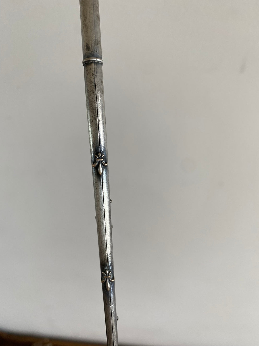 Porte plume métal argenté orné de fleurs de lys