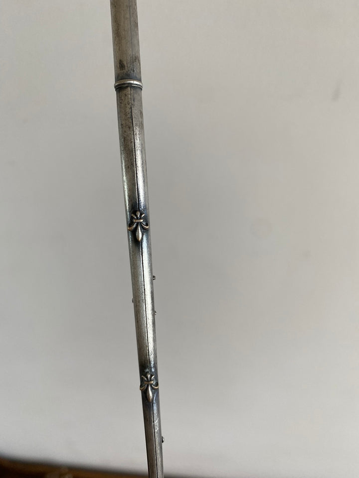 Porte plume métal argenté orné de fleurs de lys
