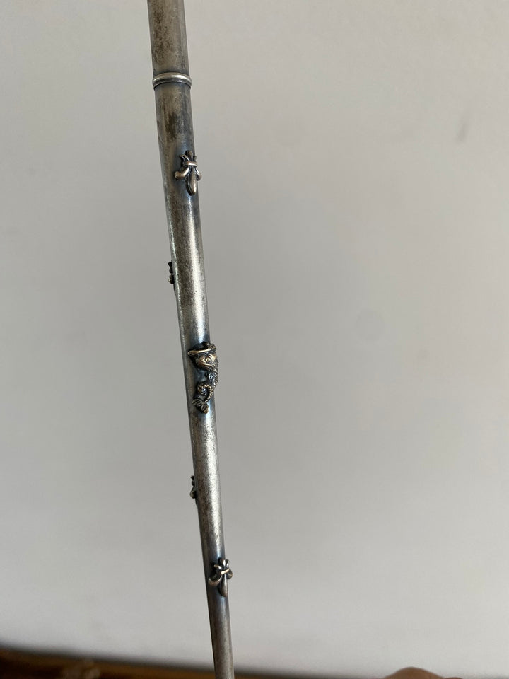 Porte plume métal argenté orné de fleurs de lys
