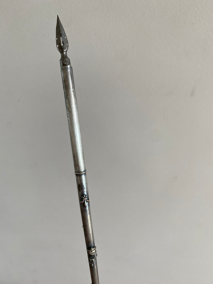 Porte plume métal argenté orné de fleurs de lys