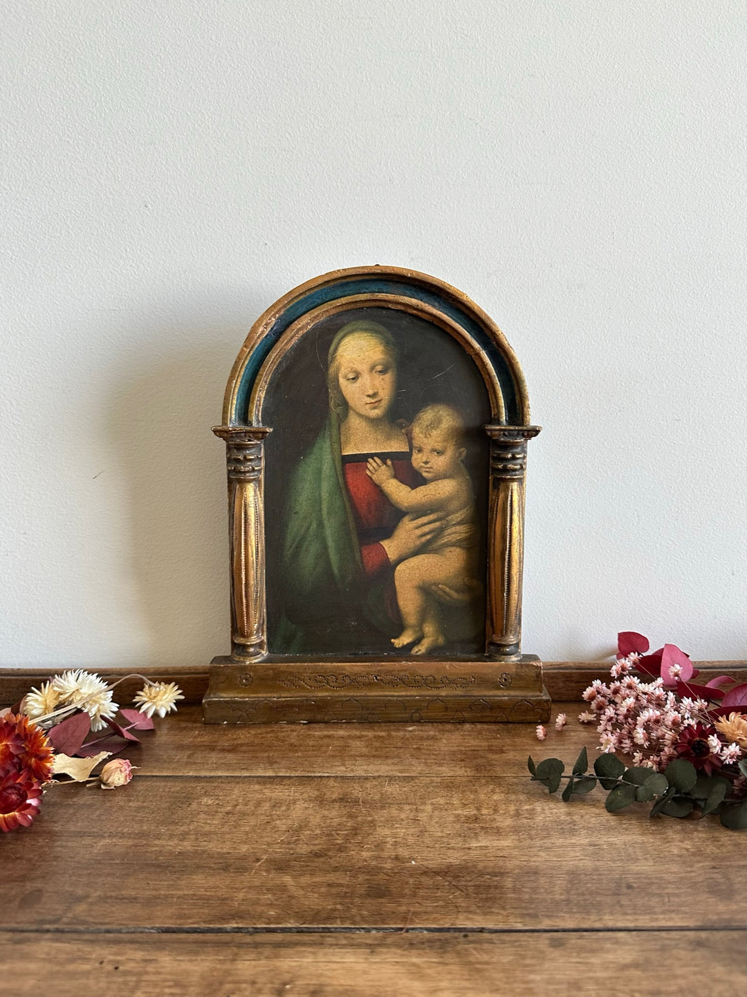 Icône la Vierge et l'enfant sous une arche à colonne dorée et bleue