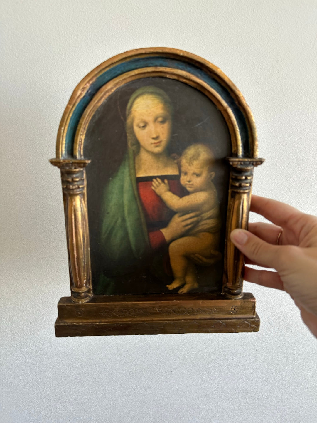 Icône la Vierge et l'enfant sous une arche à colonne dorée et bleue