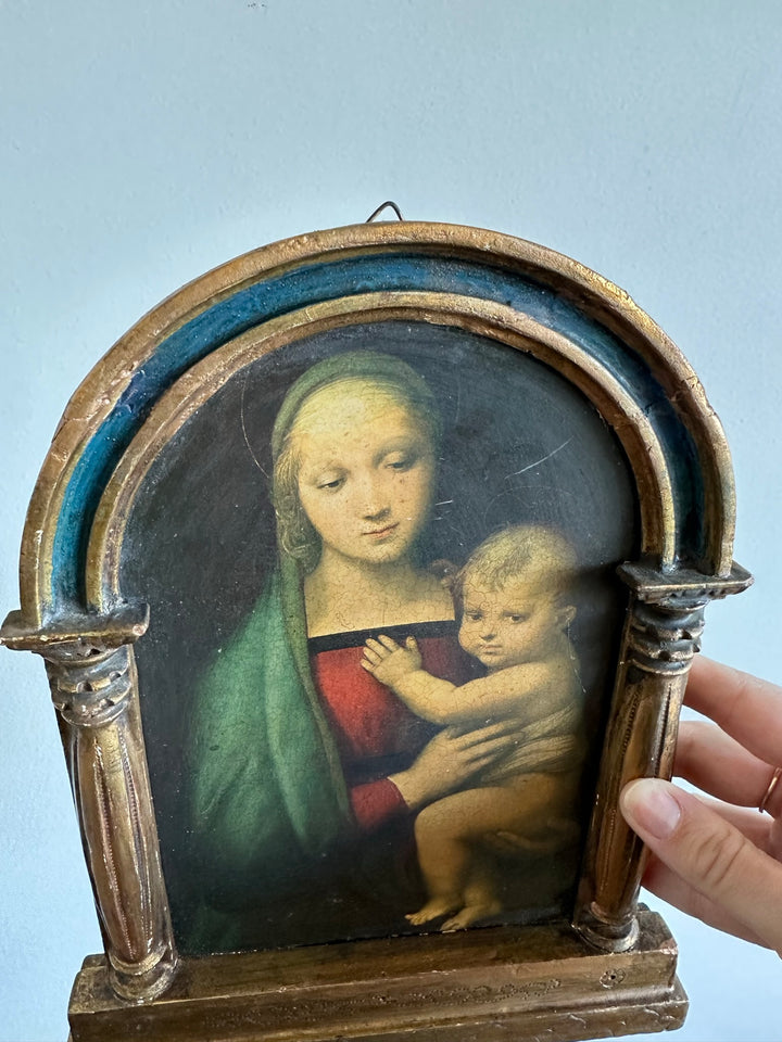 Icône la Vierge et l'enfant sous une arche à colonne dorée et bleue