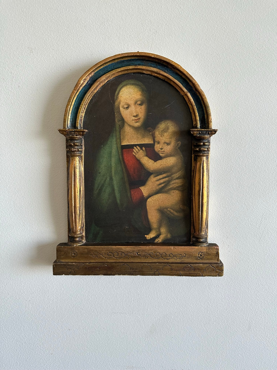 Icône la Vierge et l'enfant sous une arche à colonne dorée et bleue