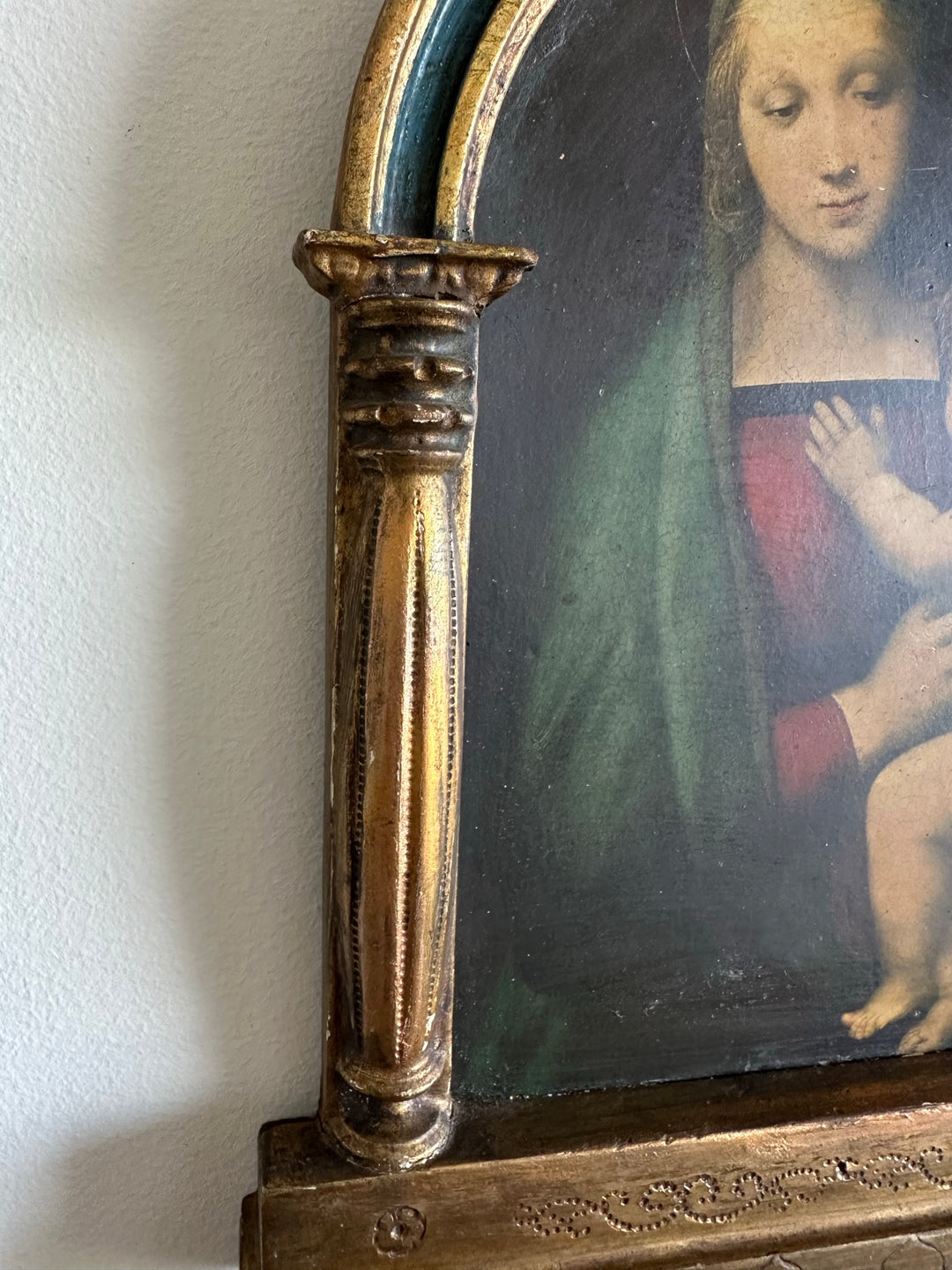 Icône la Vierge et l'enfant sous une arche à colonne dorée et bleue