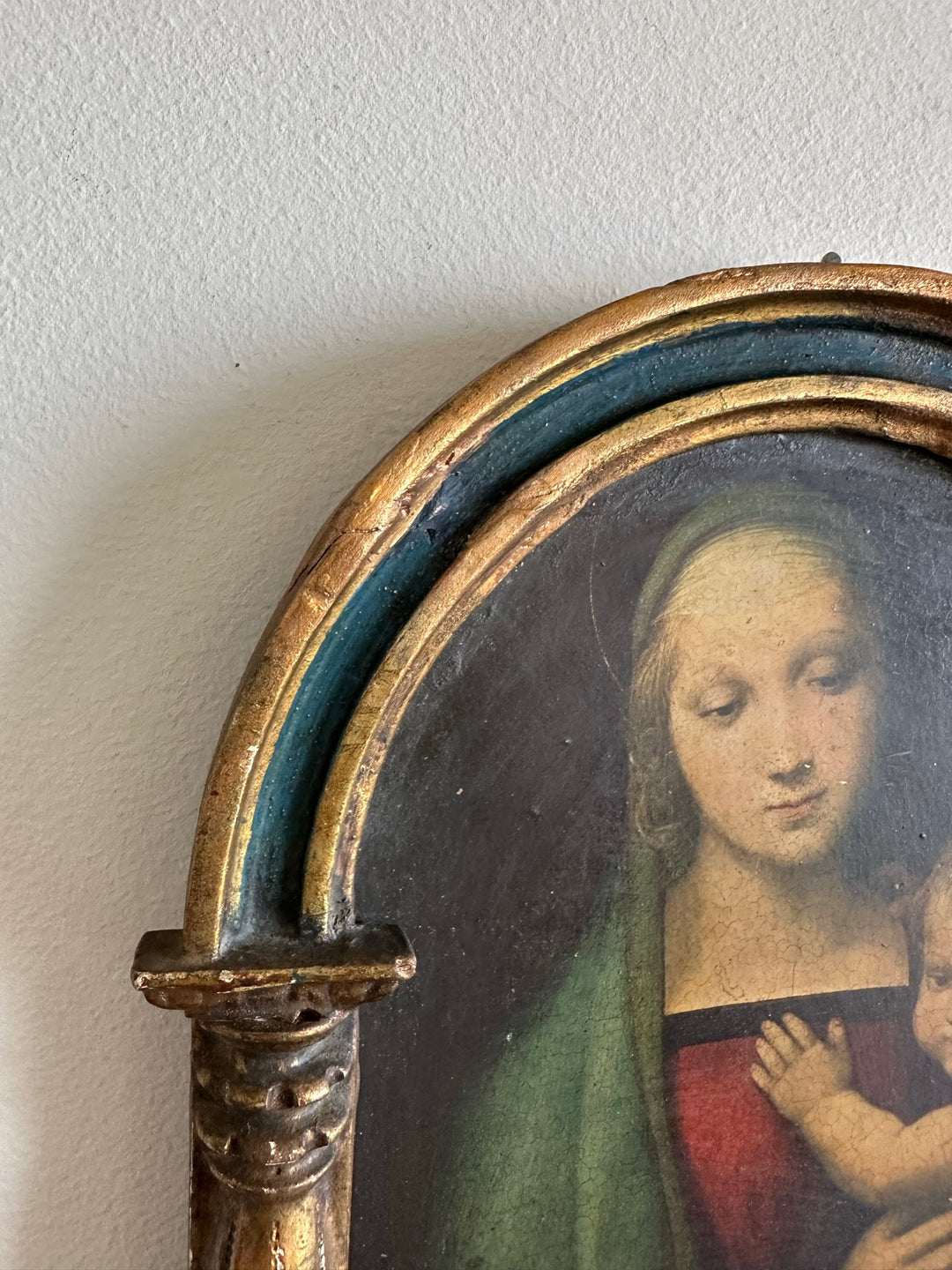 Icône la Vierge et l'enfant sous une arche à colonne dorée et bleue