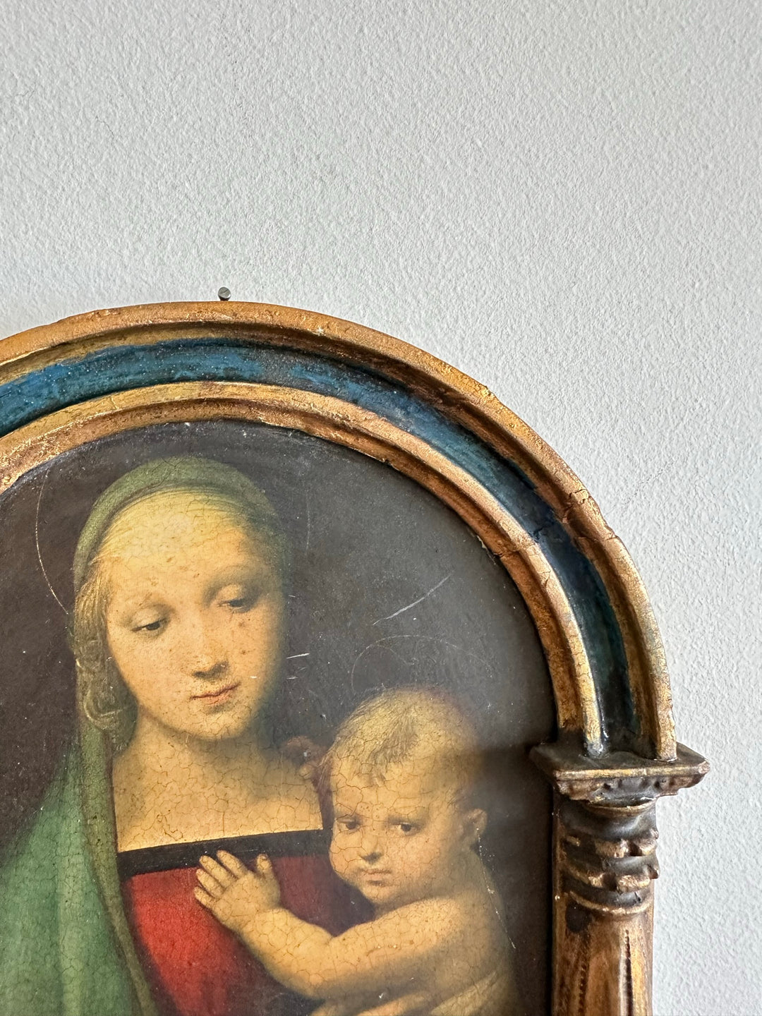 Icône la Vierge et l'enfant sous une arche à colonne dorée et bleue