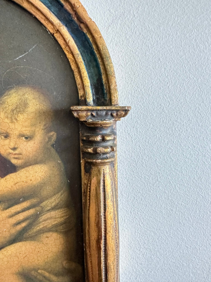 Icône la Vierge et l'enfant sous une arche à colonne dorée et bleue
