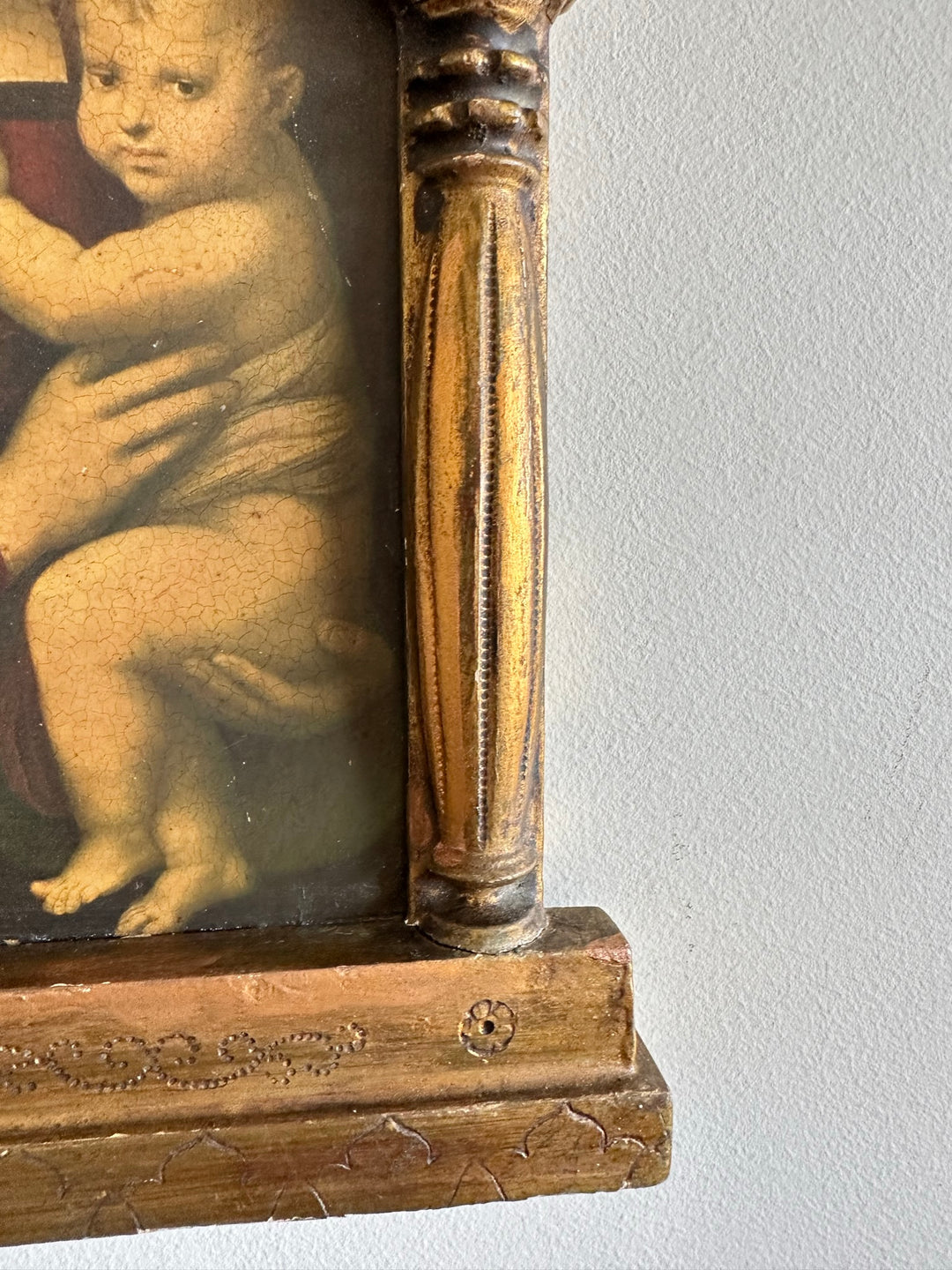 Icône la Vierge et l'enfant sous une arche à colonne dorée et bleue