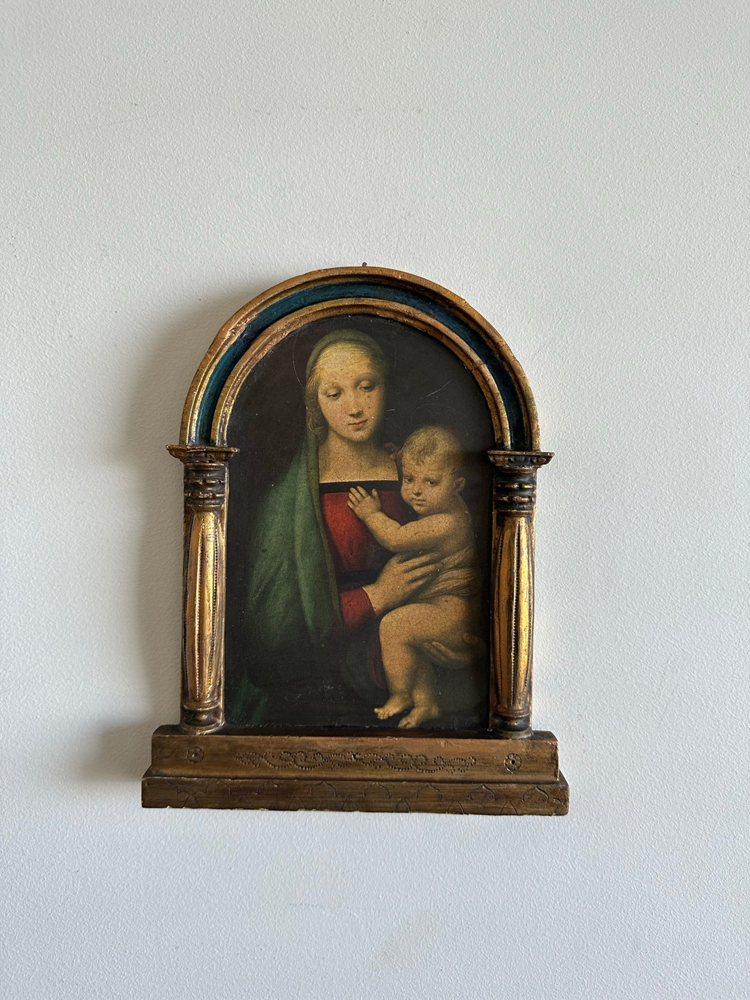 Icône la Vierge et l'enfant sous une arche à colonne dorée et bleue