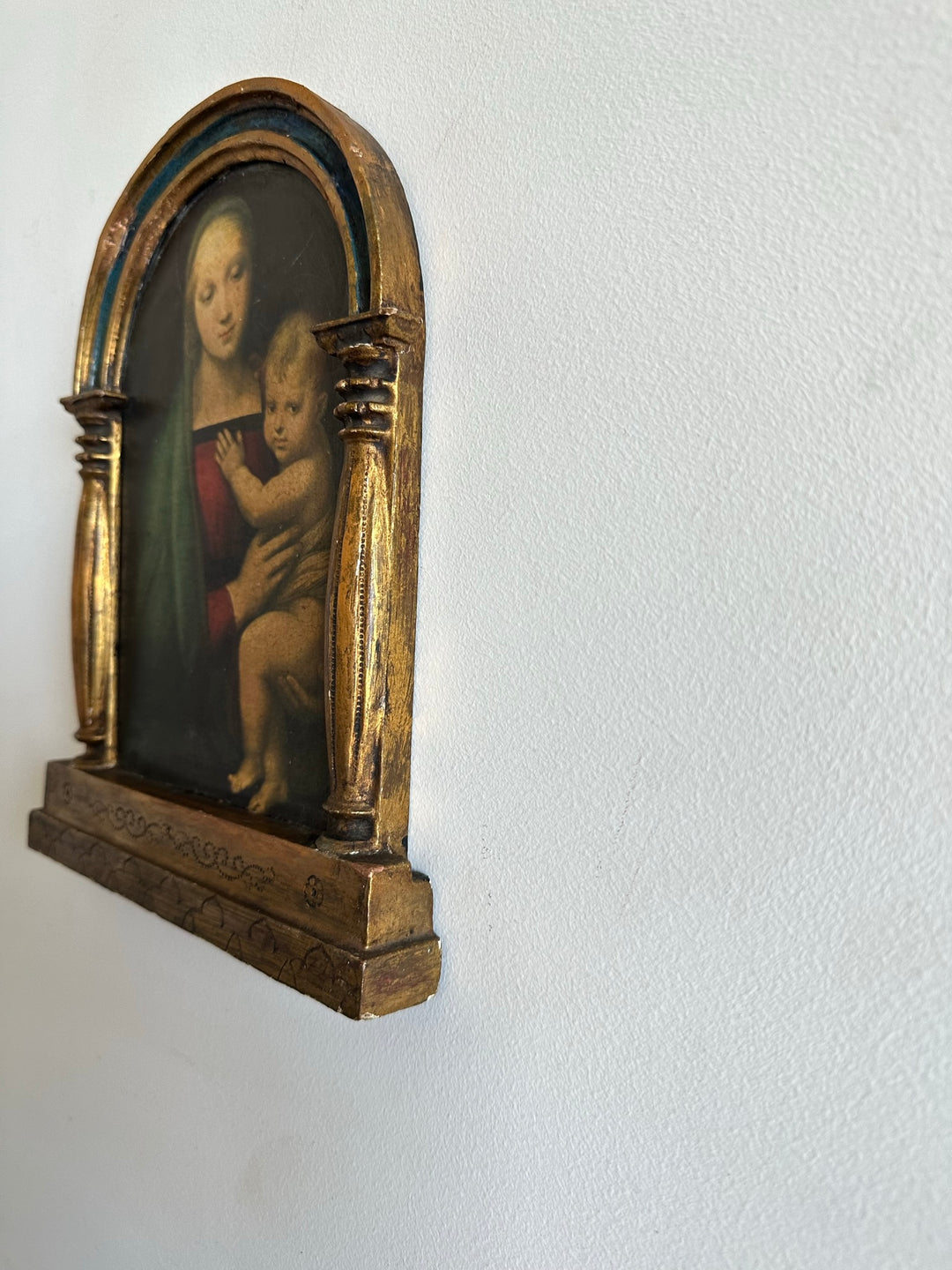 Icône la Vierge et l'enfant sous une arche à colonne dorée et bleue