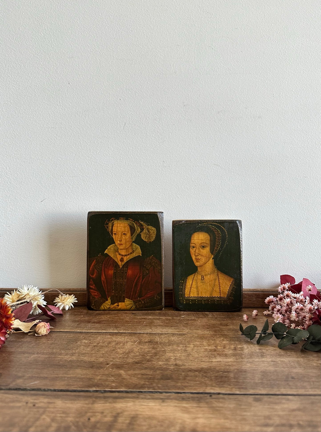 Icône pressée sur bois représentation des épouses d'Henry VIII
