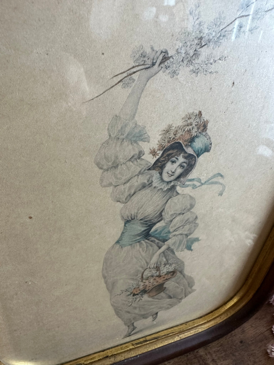 Gravure jeune fille aux fleurs cadre aux bord arrondis