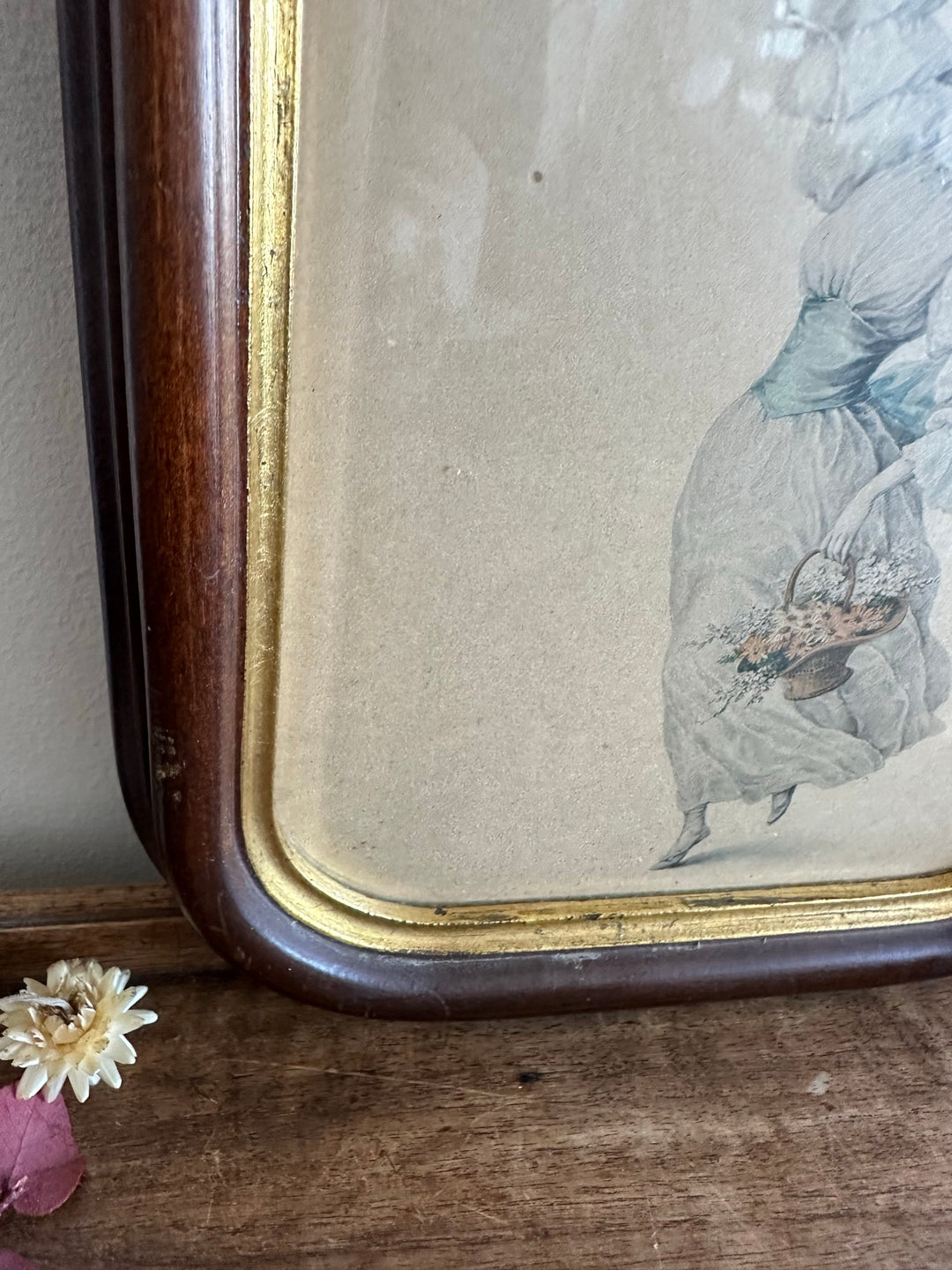 Gravure jeune fille aux fleurs cadre aux bord arrondis