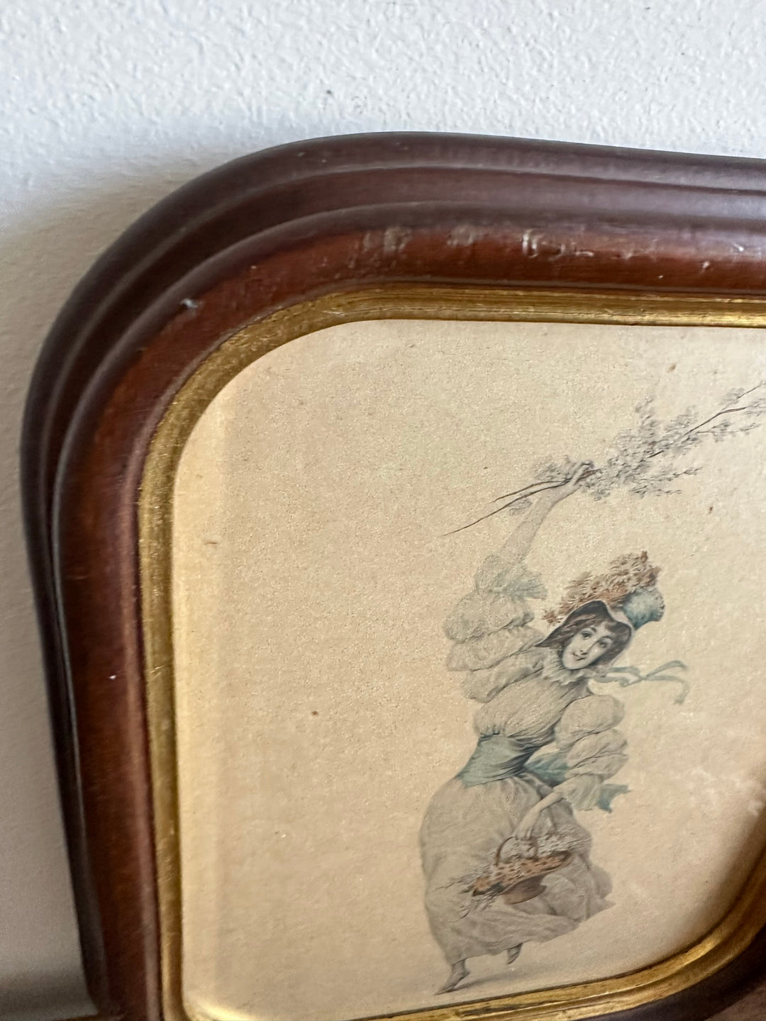 Gravure jeune fille aux fleurs cadre aux bord arrondis