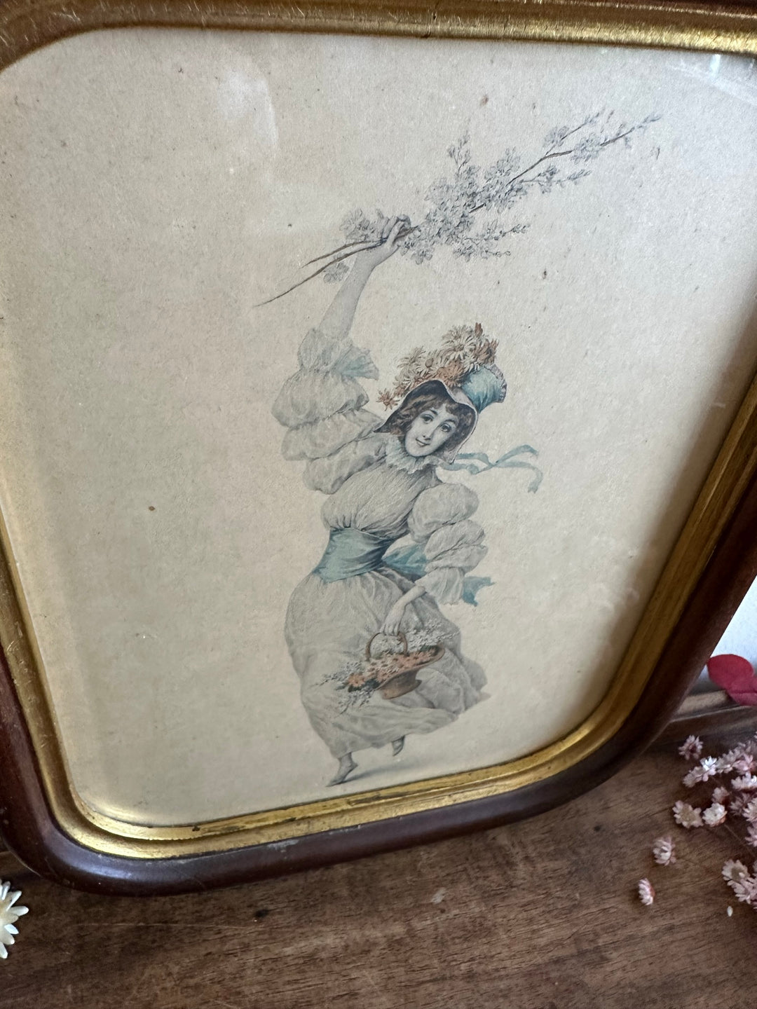 Gravure jeune fille aux fleurs cadre aux bord arrondis