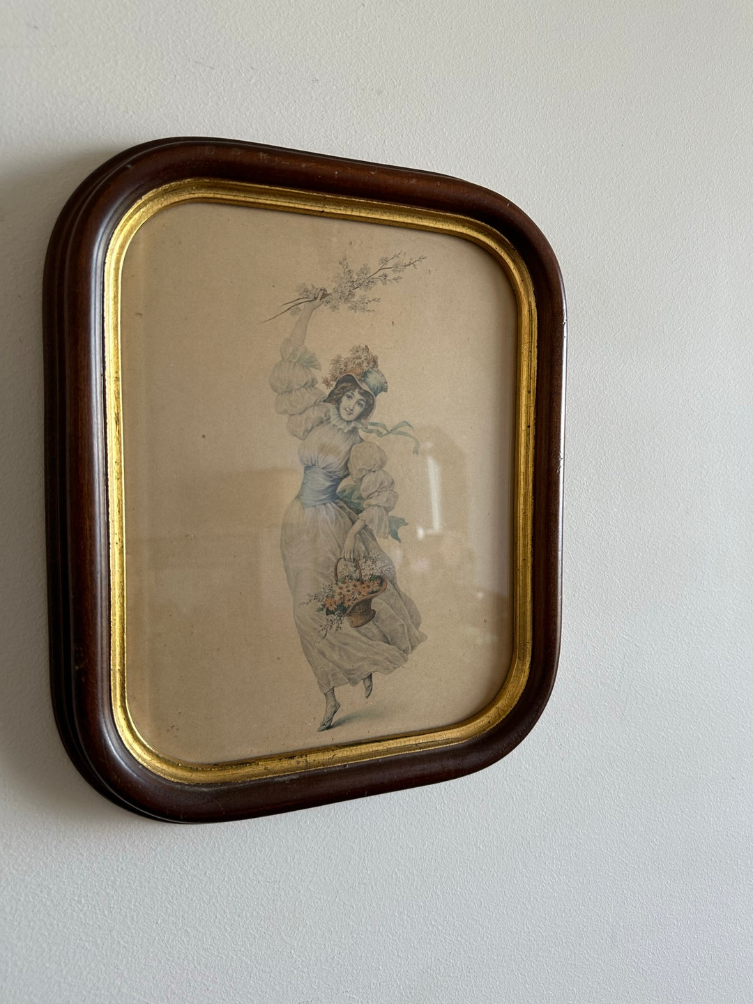 Gravure jeune fille aux fleurs cadre aux bord arrondis