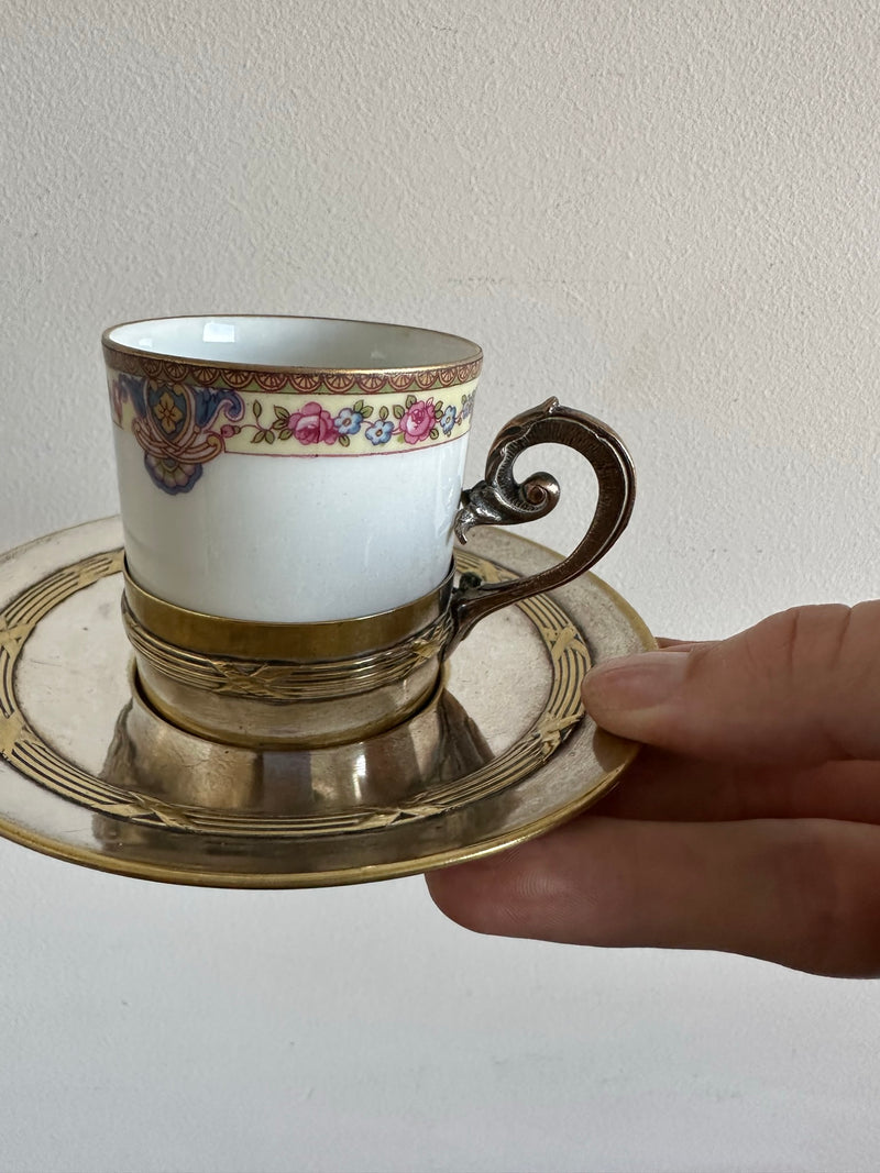 Tasse en porcelaine de Limoges avec porte tasse en métal argenté