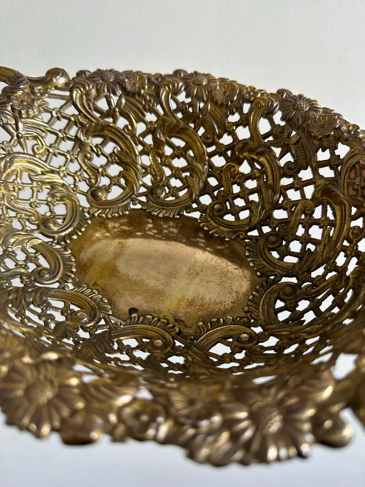 Corbeille en métal doré travaillé