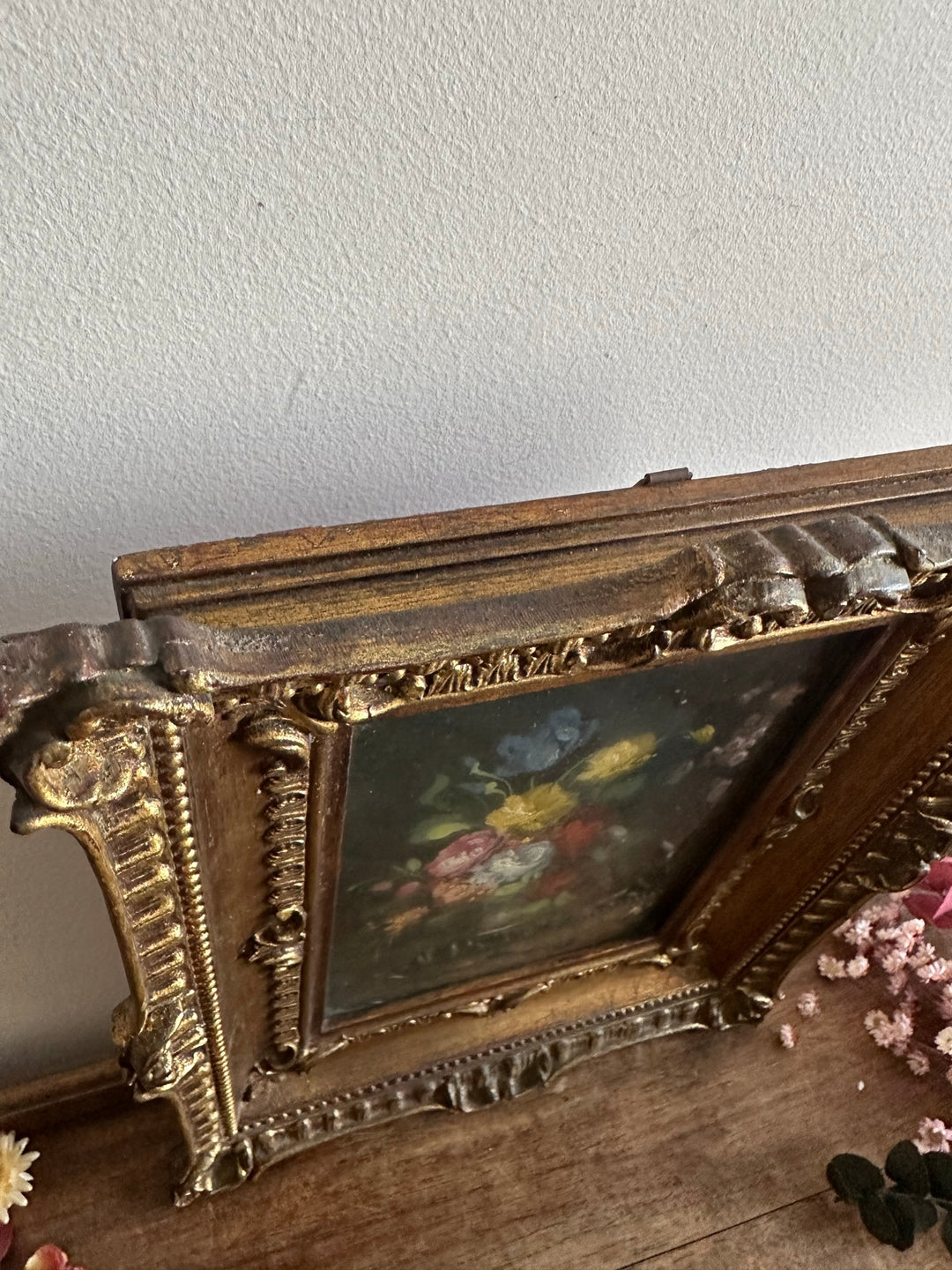 Peinture sur cuivre signée bouquet de fleurs bleues et jaunes