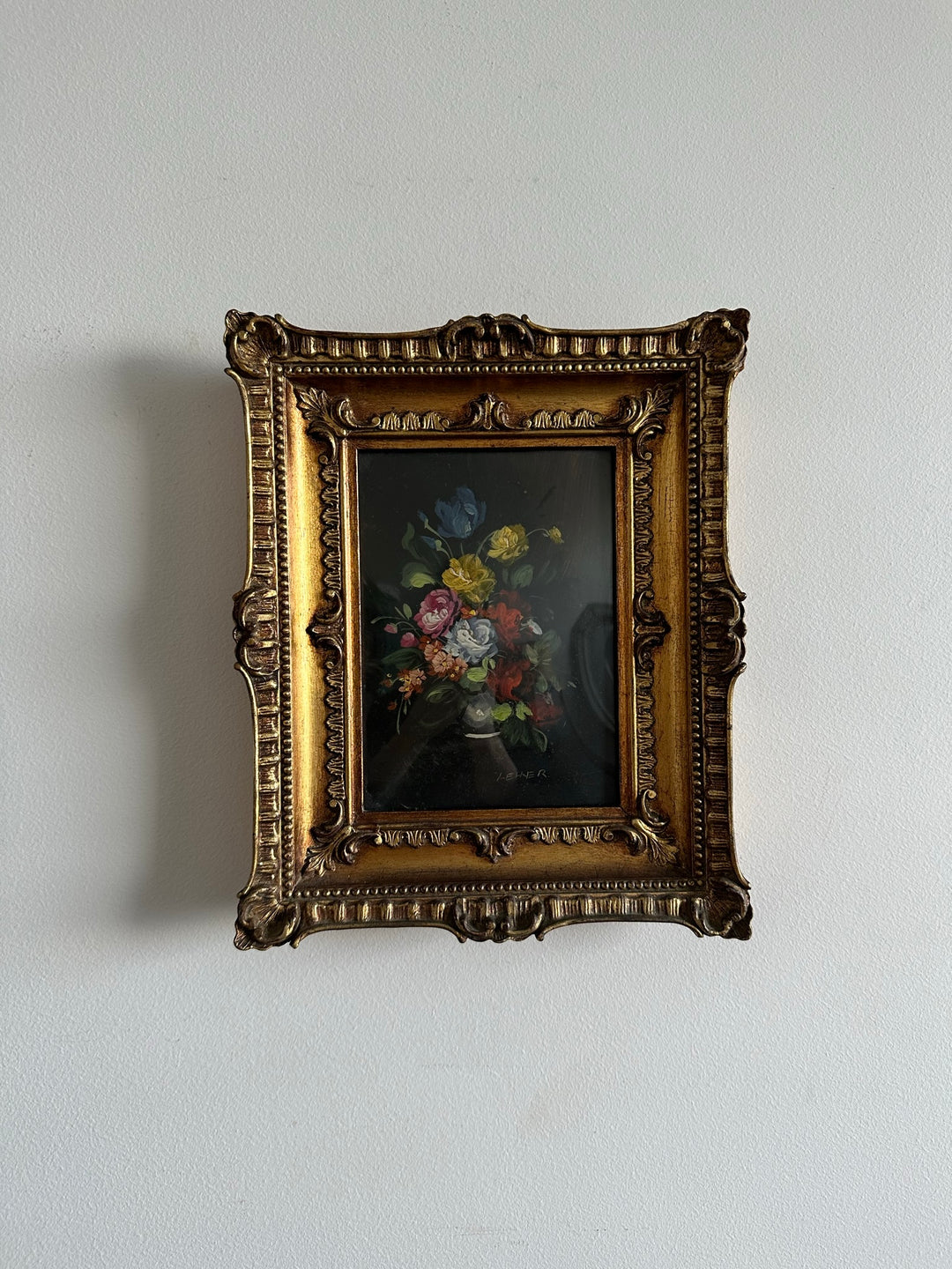 Peinture sur cuivre signée bouquet de fleurs bleues et jaunes