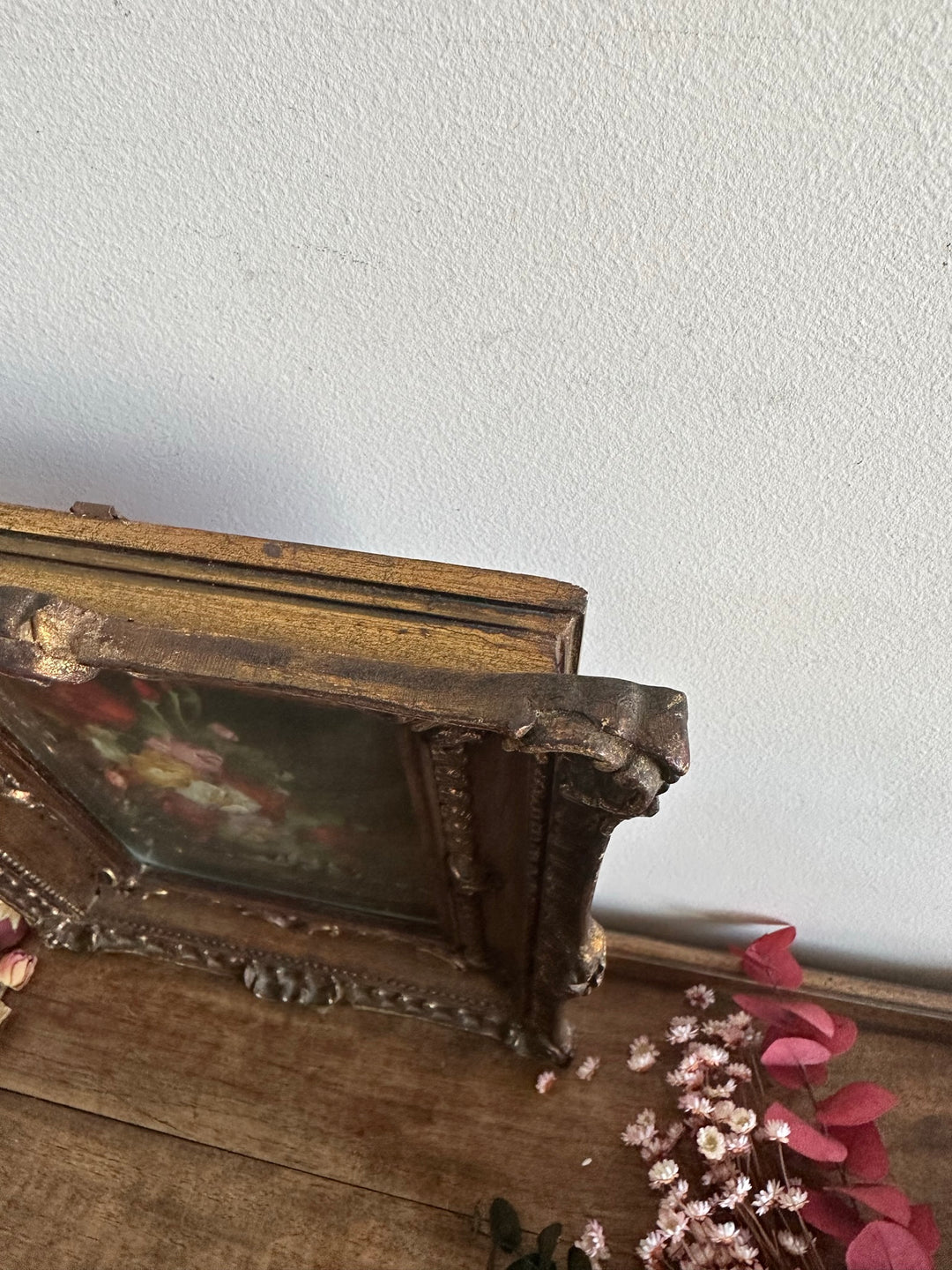 Peinture sur cuivre signée bouquet de fleurs roses et rouges