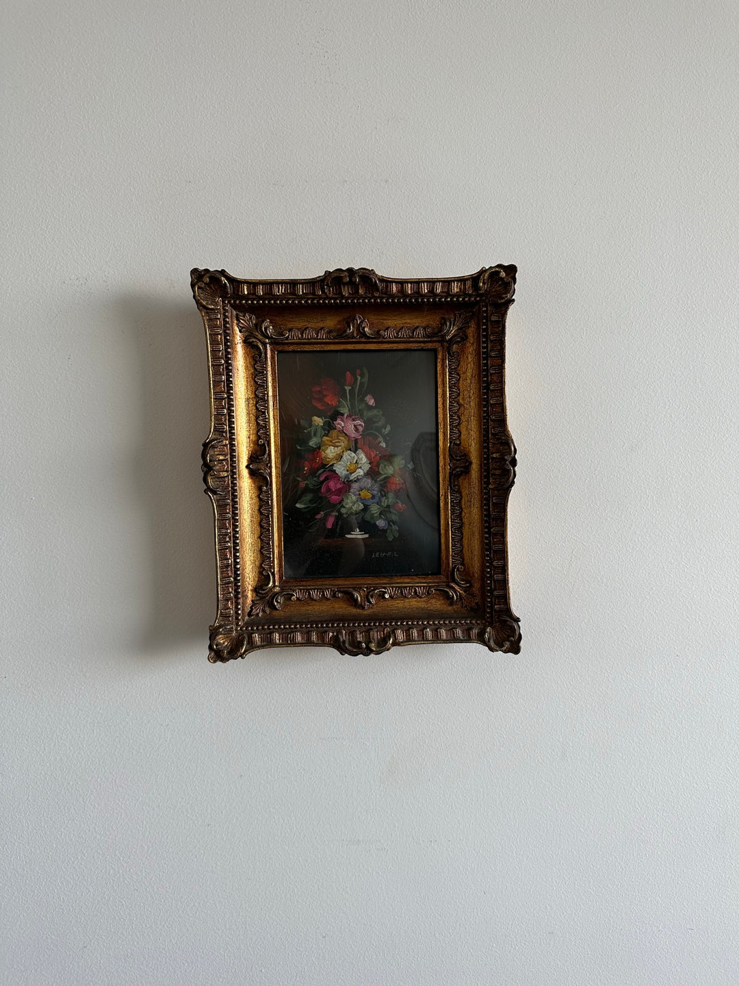 Peinture sur cuivre signée bouquet de fleurs roses et rouges
