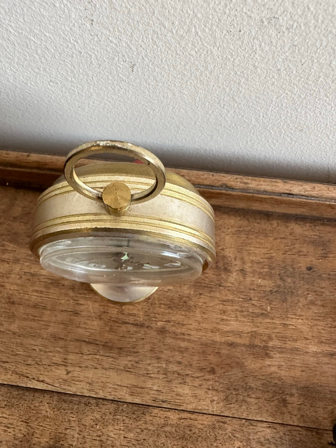 Réveil matin rond sur pied avec anse