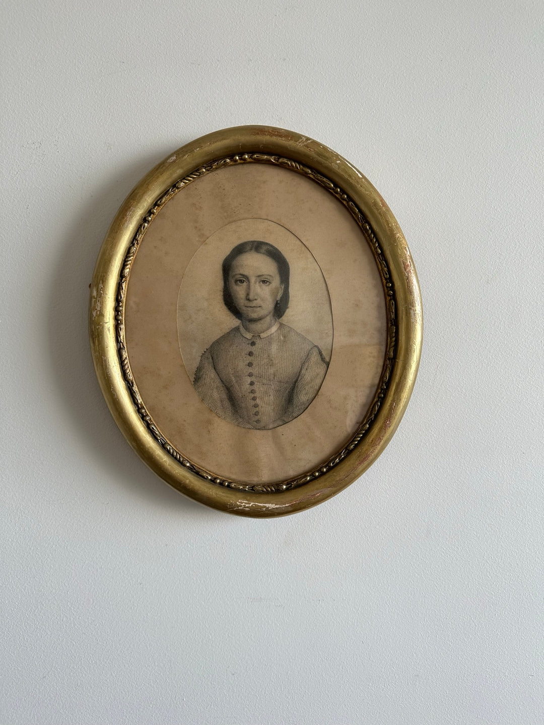 Portrait de jeune fille dans cadre en bois oval 1880