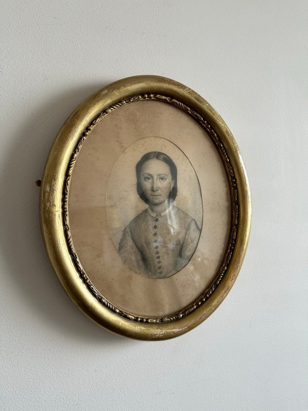 Portrait de jeune fille dans cadre en bois oval 1880