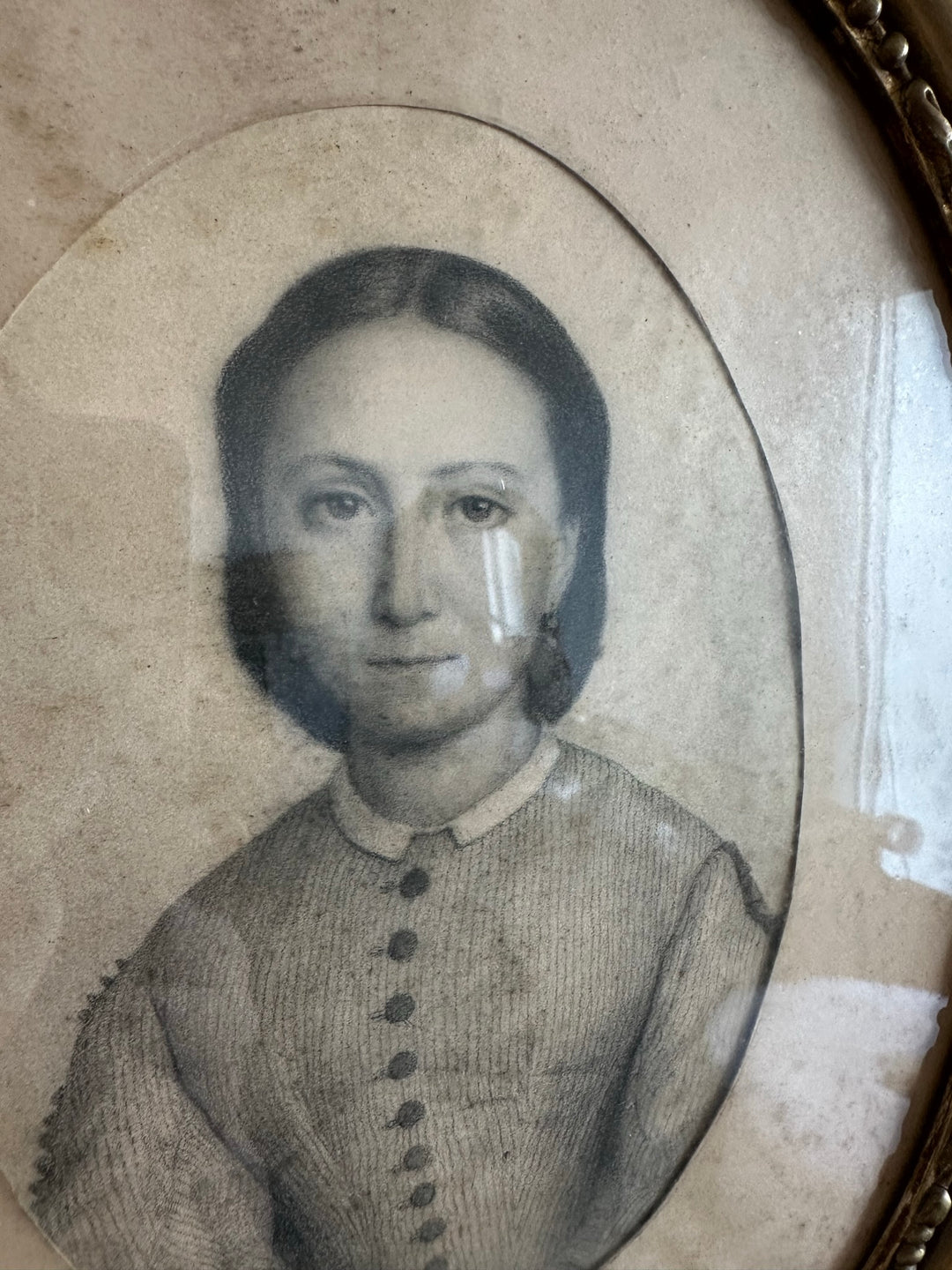 Portrait de jeune fille dans cadre en bois oval 1880