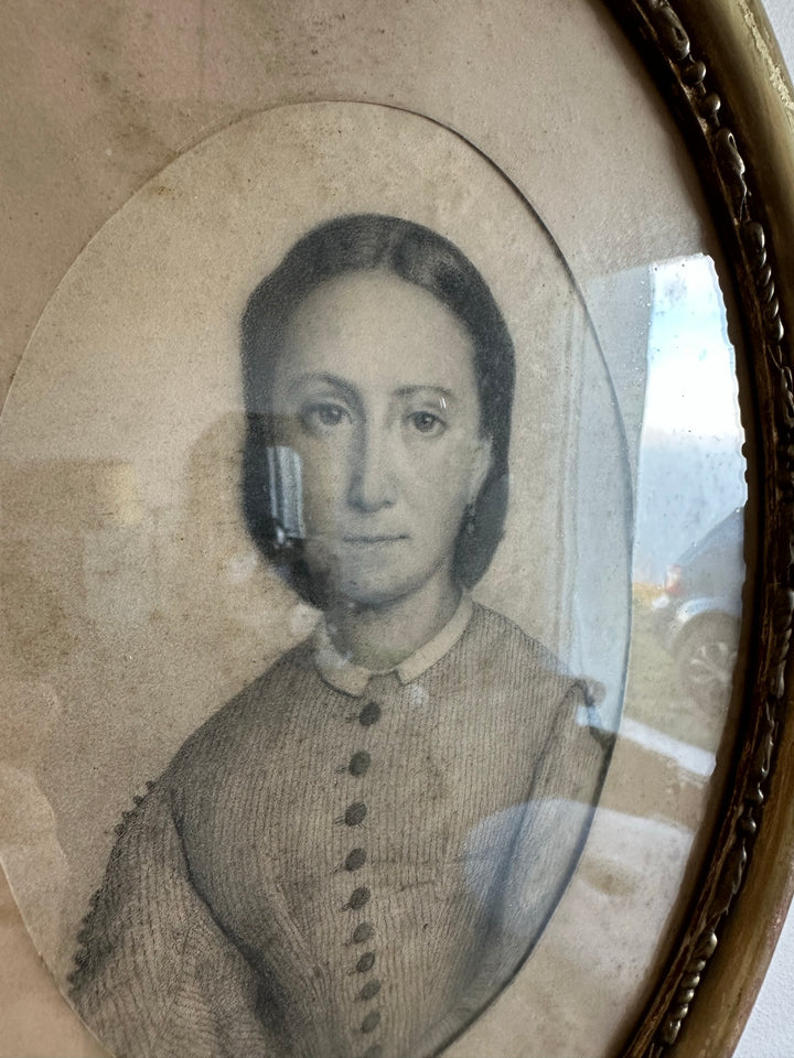 Portrait de jeune fille dans cadre en bois oval 1880