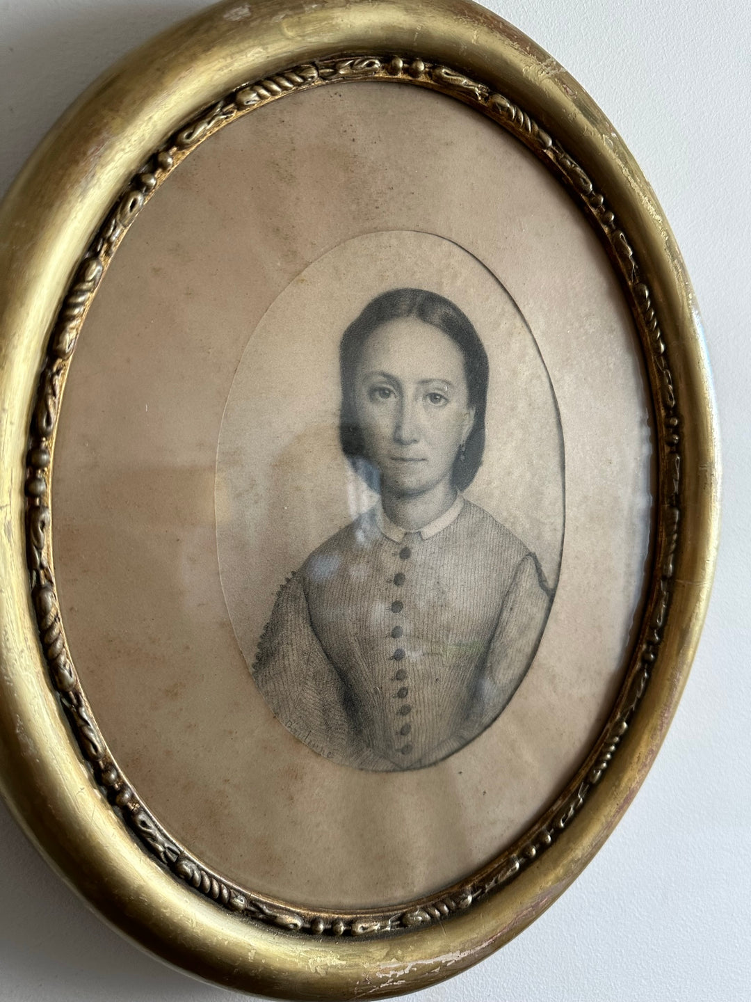Portrait de jeune fille dans cadre en bois oval 1880