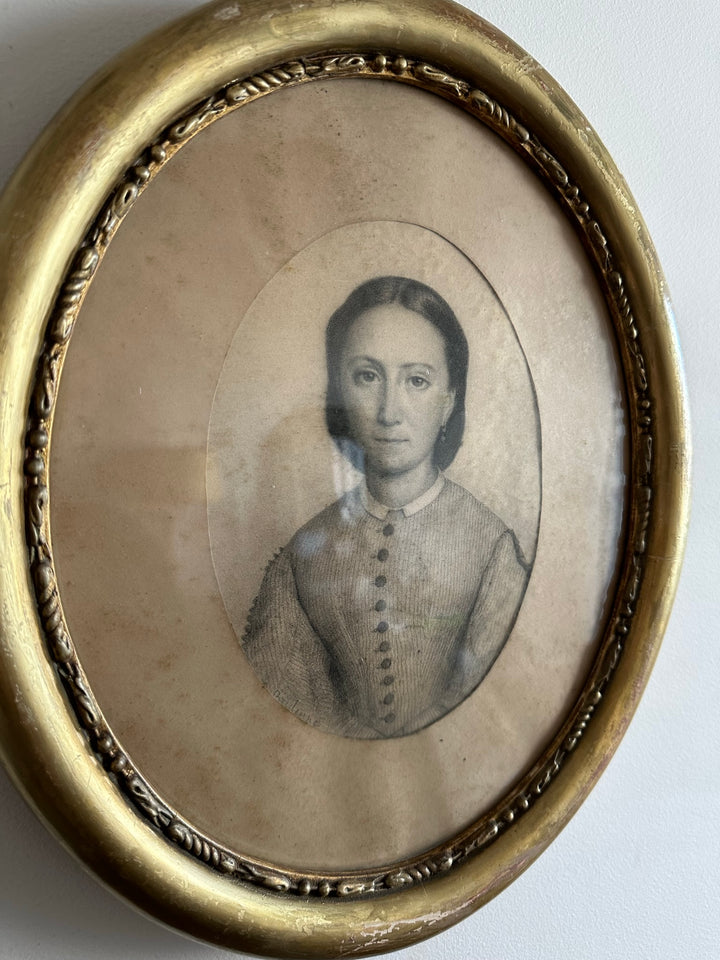 Portrait de jeune fille dans cadre en bois oval 1880