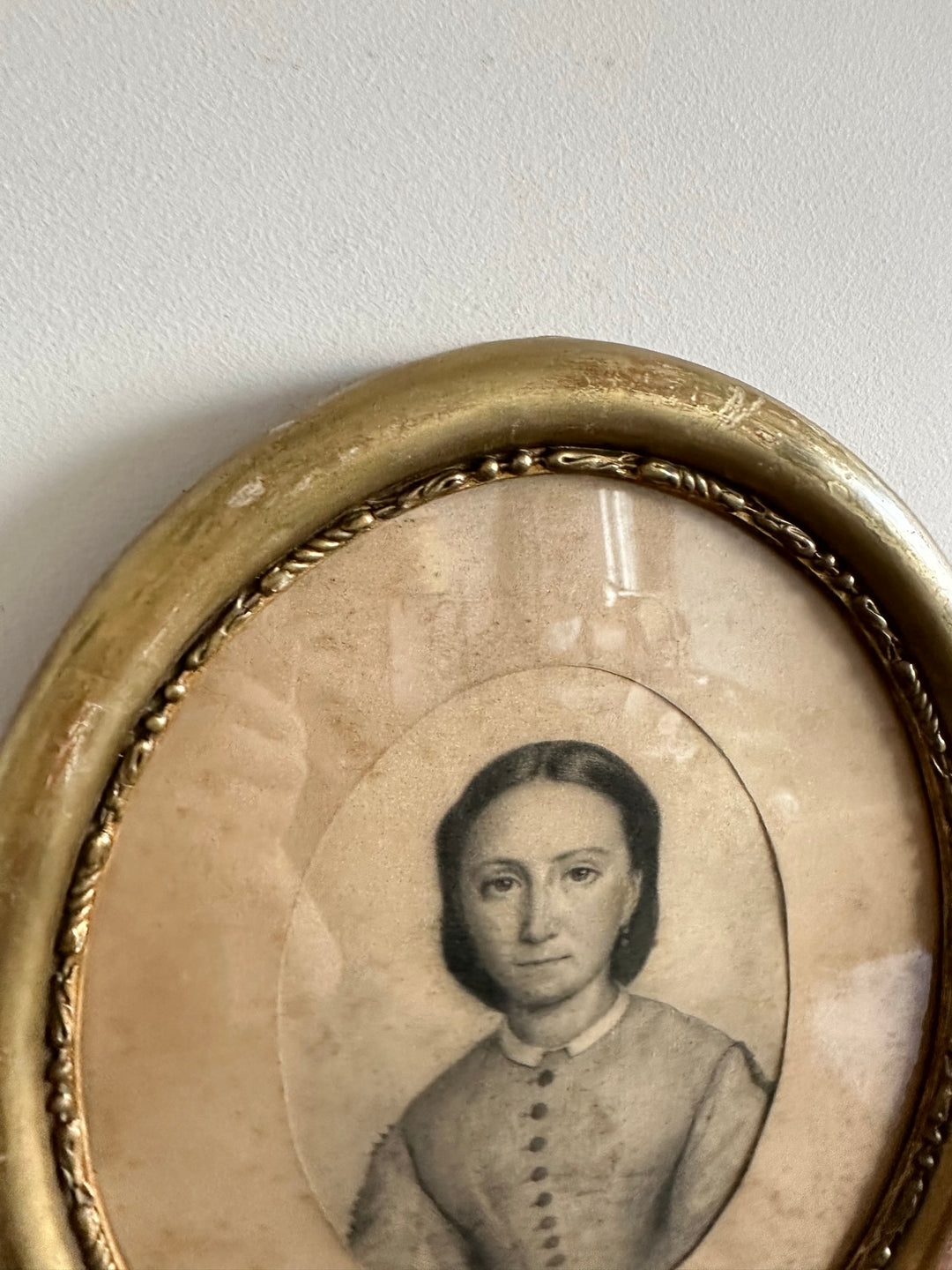 Portrait de jeune fille dans cadre en bois oval 1880