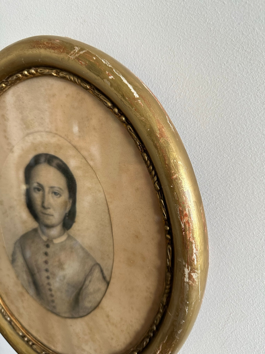 Portrait de jeune fille dans cadre en bois oval 1880
