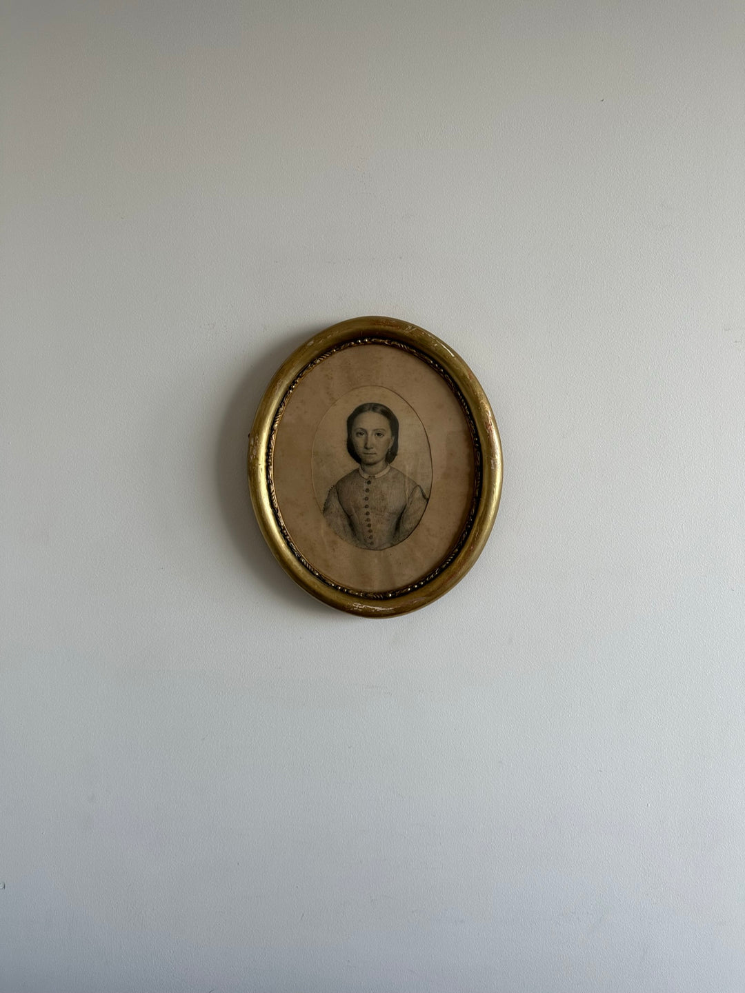 Portrait de jeune fille dans cadre en bois oval 1880