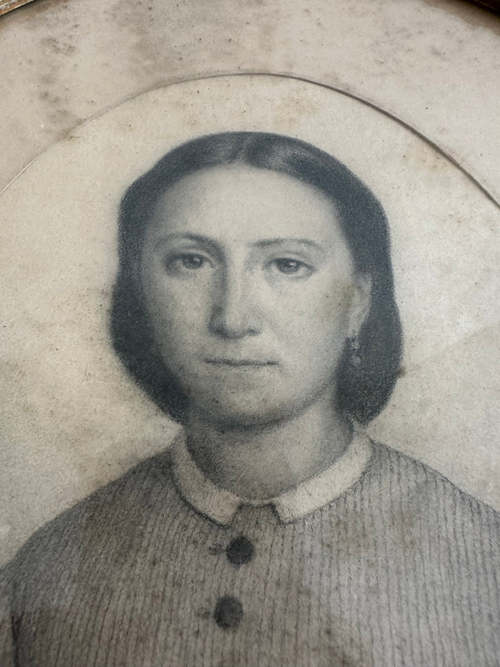 Portrait de jeune fille dans cadre en bois oval 1880
