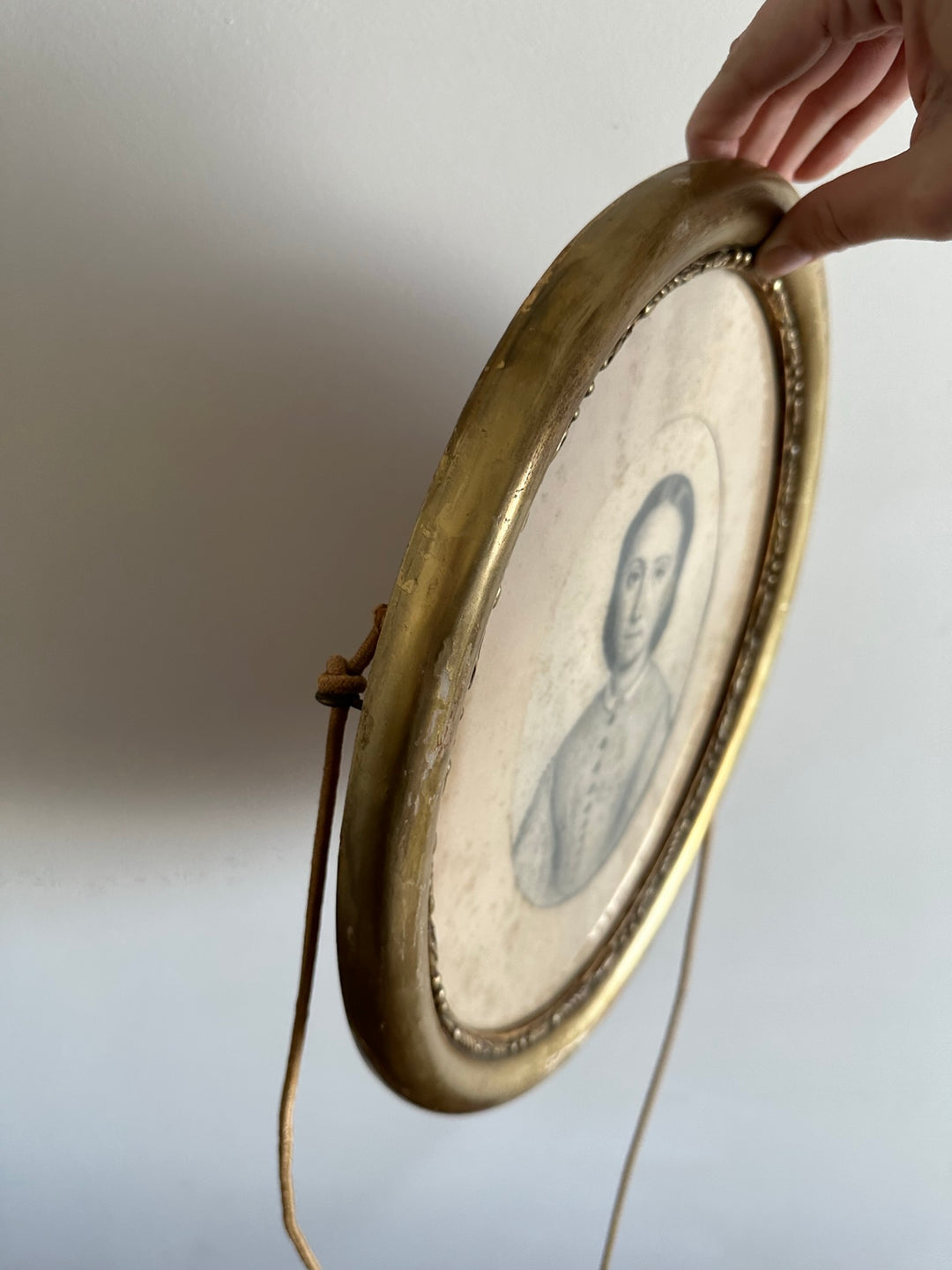 Portrait de jeune fille dans cadre en bois oval 1880